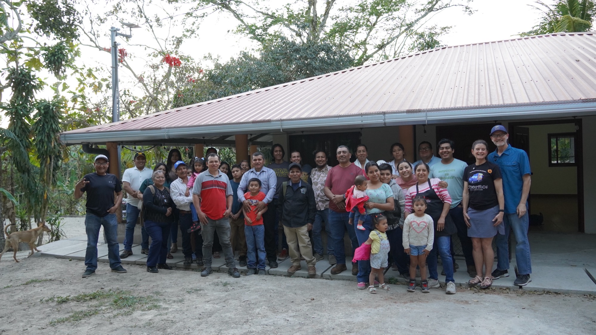 Finca Amaviora crew and family in front of the house